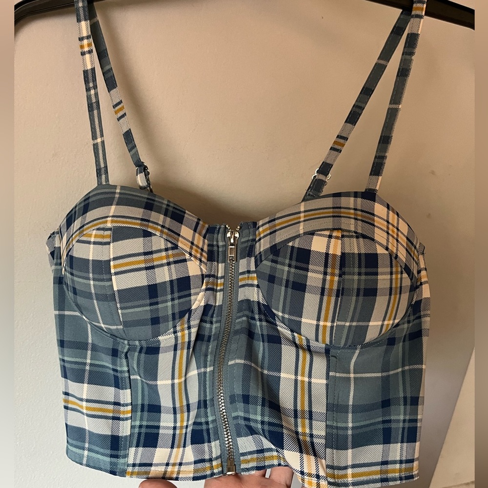 Fitted clorset type crop top